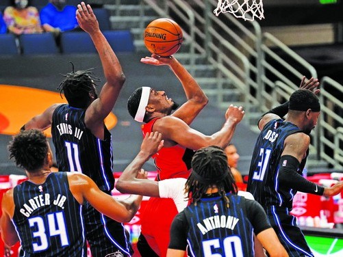 三巨头轮休骑士惨败猛龙，鲍威尔25分收官擒敌