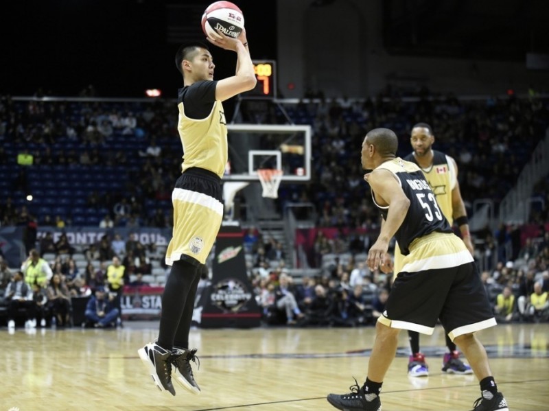 逐梦多伦多：吴亦凡名人赛首秀闪耀，篮板拼劲铸就经典一战