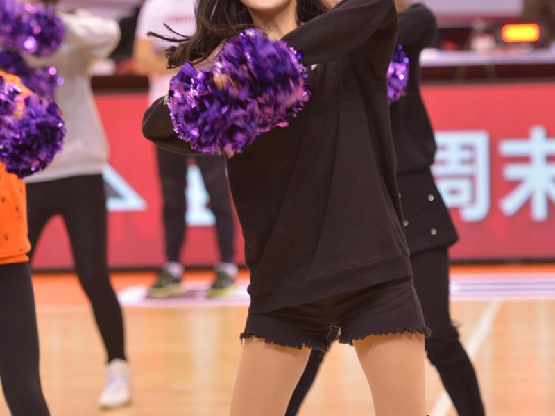 CBA赛场上的靓丽风景线：山东男篮啦啦队赛前备战纪实