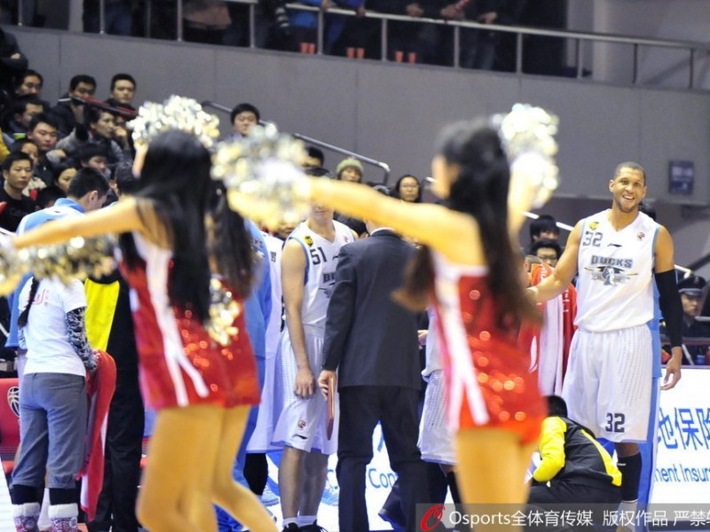 硬汉也柔情：麦迪与CBA篮球宝贝们的那些趣闻瞬间