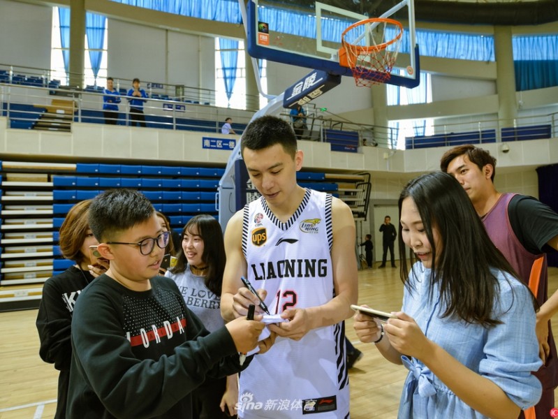 CBA颜值王杨鸣校园秀球技 引爆沈阳粉丝热情