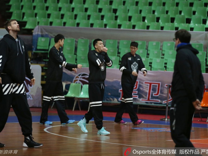 辽篮众将挥汗备战 郭士强挂帅剑指巅峰