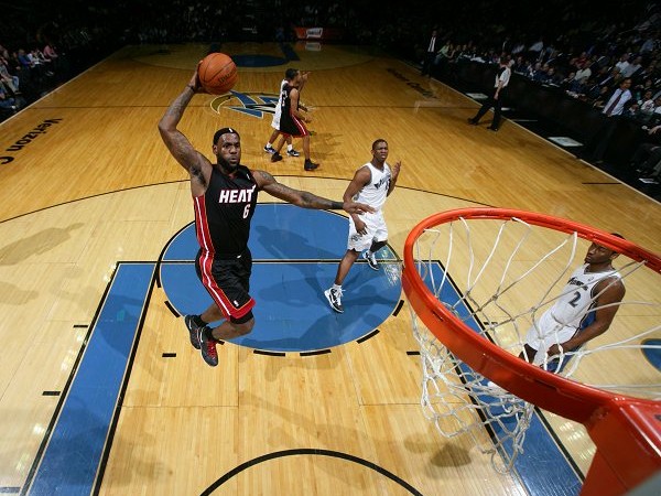 易建联22+12制霸山东 詹姆斯30+15孤木难支