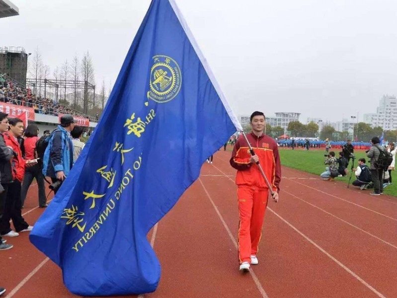 沪上名将重返校园 刘炜担任交大运动会旗手风采依旧