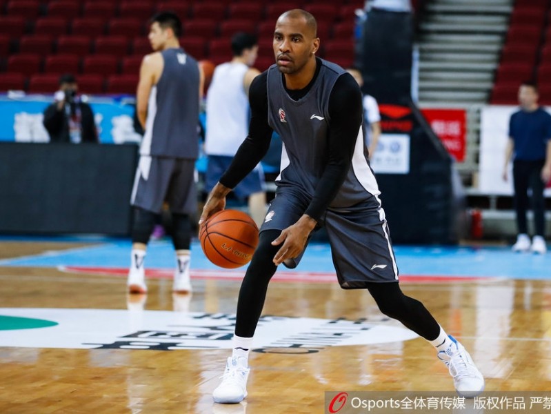 京城男篮静候季后赛首战 方硕率队苦练投篮