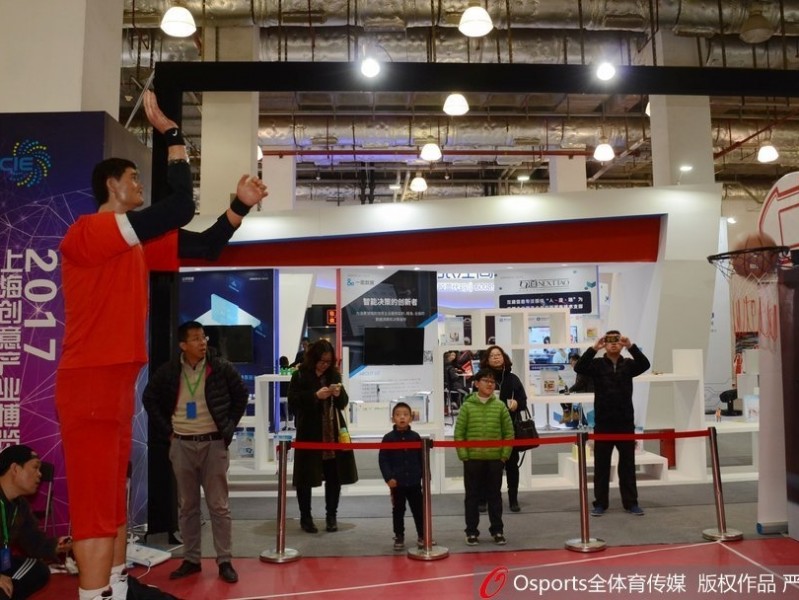 当传奇遇见未来：上海创博会上那座两米二的“投篮巨塔”