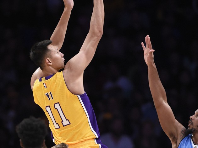 易建联湖人第二战：末节十分钟的坚持与遗憾