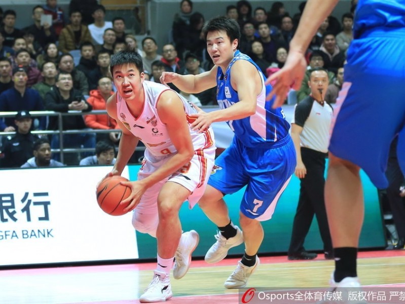 青岛客场破八一，雷蒙空砍33分难救主