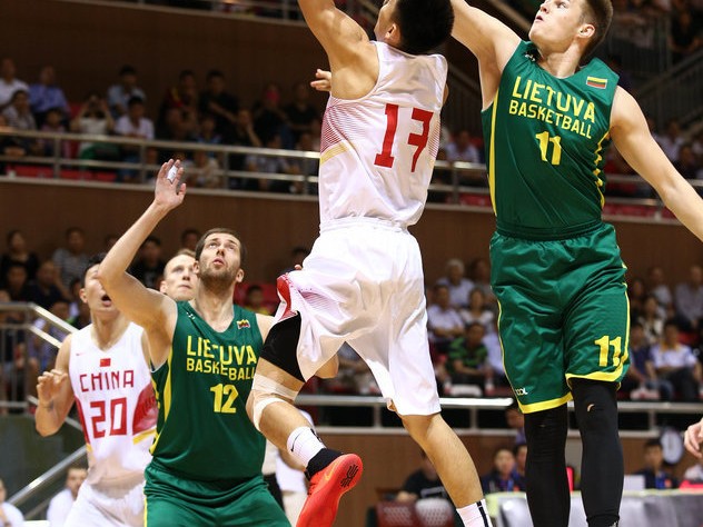 国奥男篮激战立陶宛，赵大鹏扛起进攻大旗