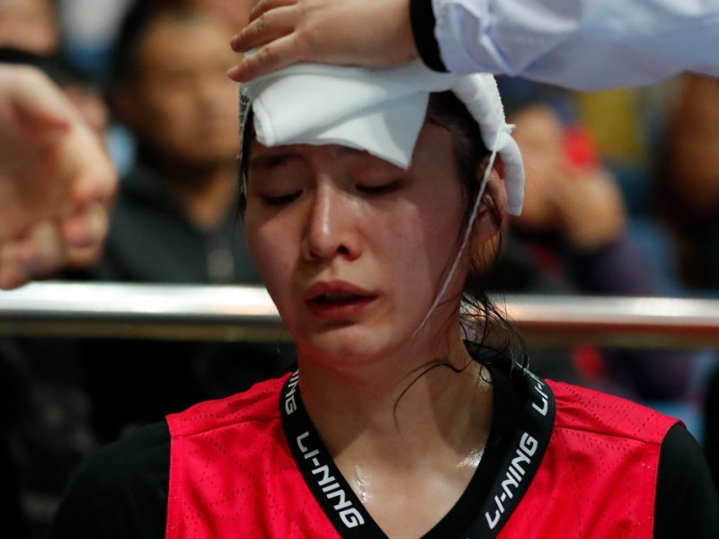 赛场铁血玫瑰：山西女篮郭子瑄头部重创血流满面仍昂首离场