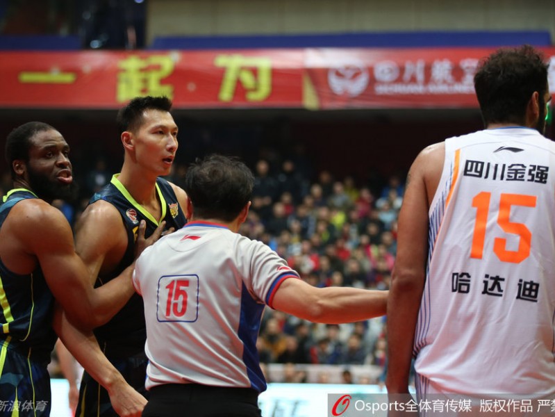 宿敌之怒！阿联哈达迪篮下顶牛，回顾那些年火星撞地球的恩怨