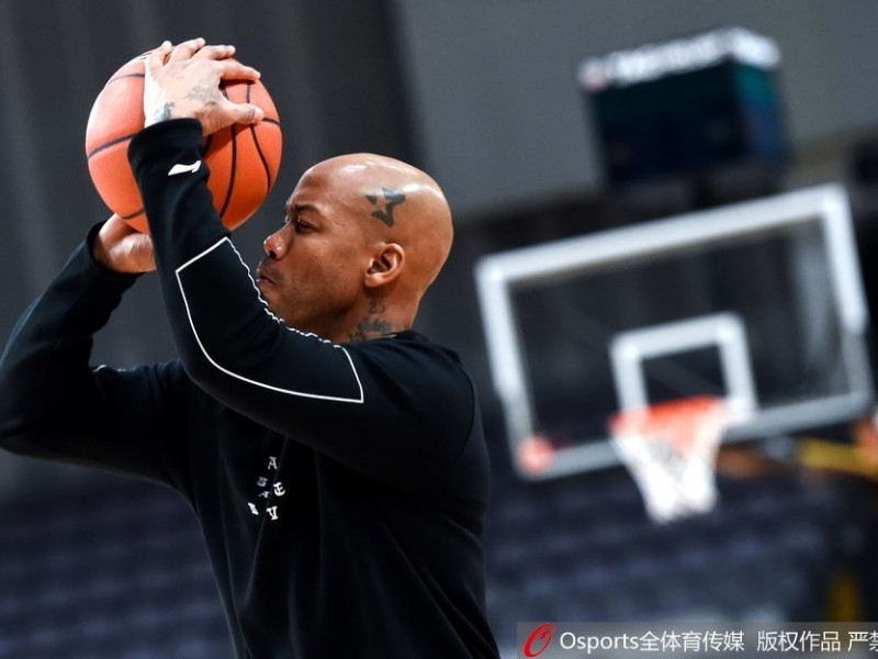 兰多夫领衔篮球场上的“广播体操” 北控男篮备战趣事多