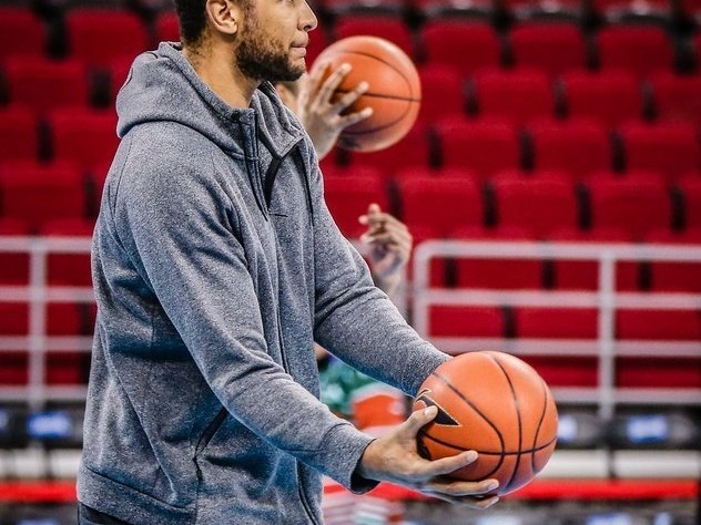 京城德比烽烟再起 马布里五棵松深情一吻撼动京城