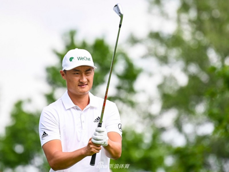 纪念高球赛穆菲尔德山庄烽烟起 瑞恩摩尔领先李昊桐奋勇争先