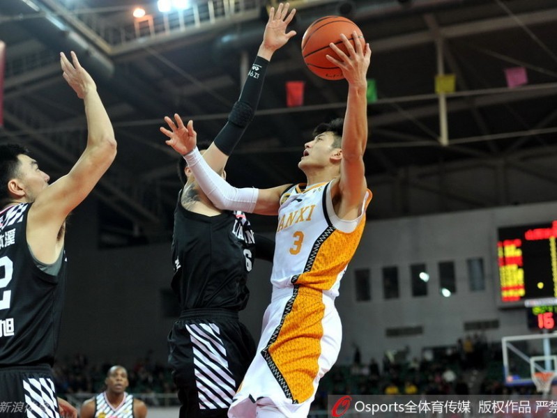 辽晋之战：继伟伤退，艾伦神突，兰多夫苦撑内线