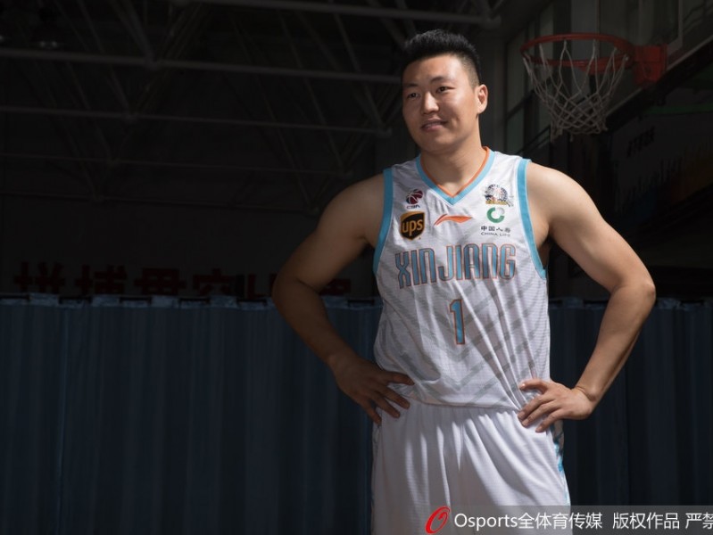 新疆广汇飞虎男篮新赛季写真定格卫冕之路的自信与锋芒