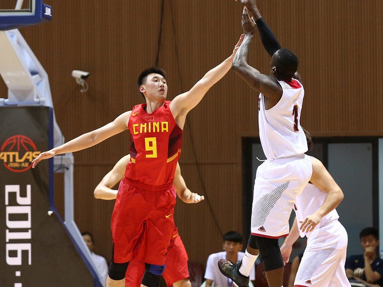热血激战：国奥男篮内线双塔闪耀，胡金秋陶汉林联手献精彩对抗