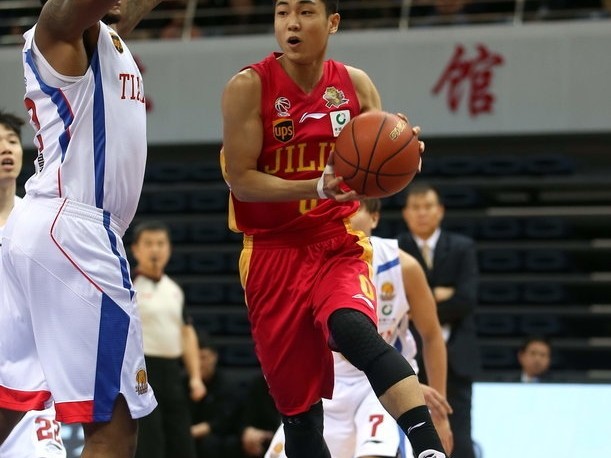 霍尔曼复出统治内线，天津男篮力克吉林终结三连败