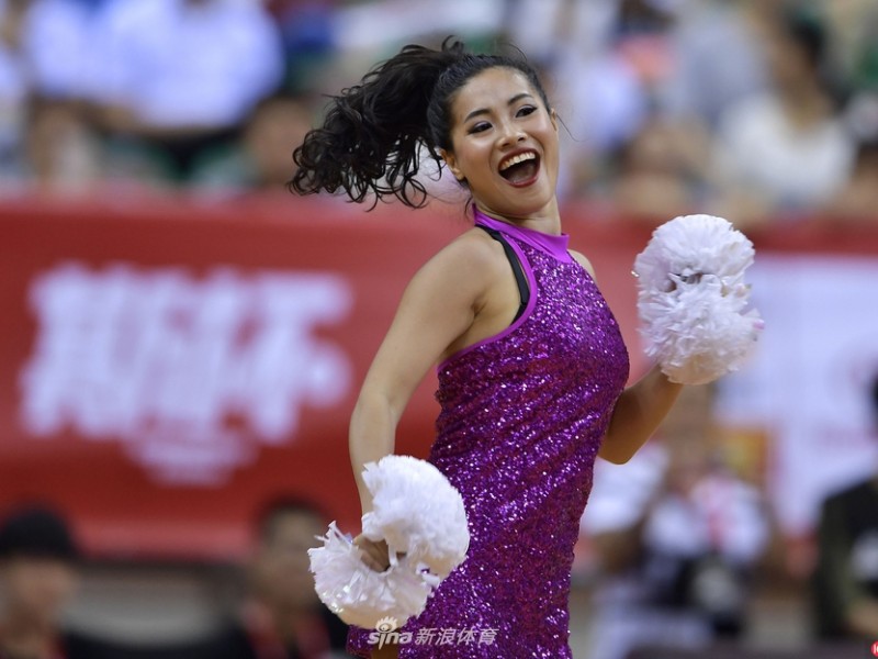 斯坦科维奇杯深圳激战 篮球宝贝热舞助阵点亮赛场