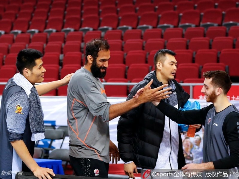 四川男篮备战风云：哈达迪减重冲刺，与阿拉基叙旧共话季后赛
