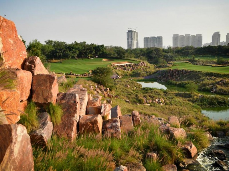 传奇球场的英雄对决：印度公开赛与高尔夫群星挥杆瞬间