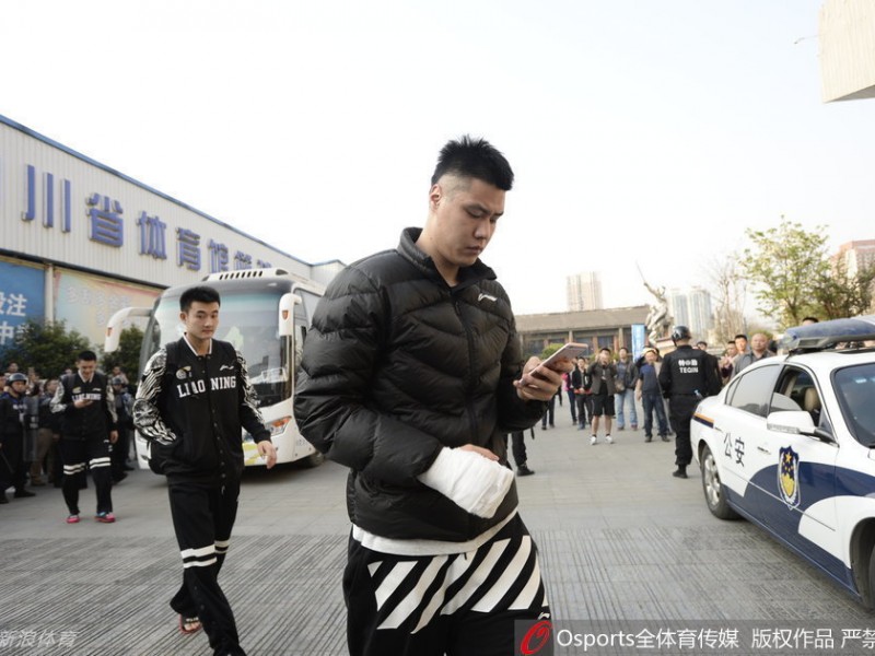 总决赛硝烟中的倔强背影