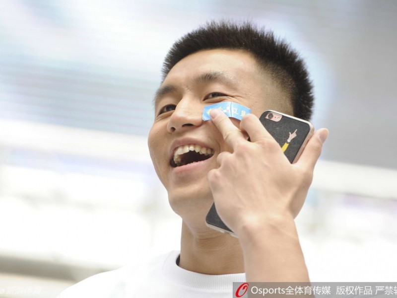 郭艾伦的招牌笑容与暖心瞬间：记录“亚洲第一控卫”的宠粉时刻